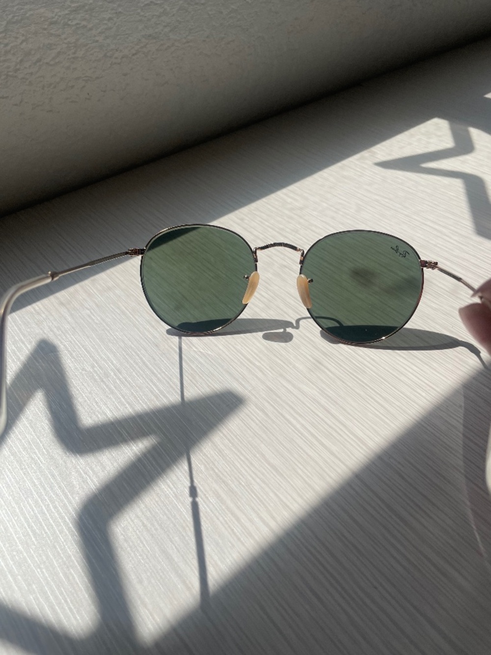 Ray-Ban Round Metal Sunglasses in Arista Gold with Green lenses and Leather Case - Picture 4 of 9